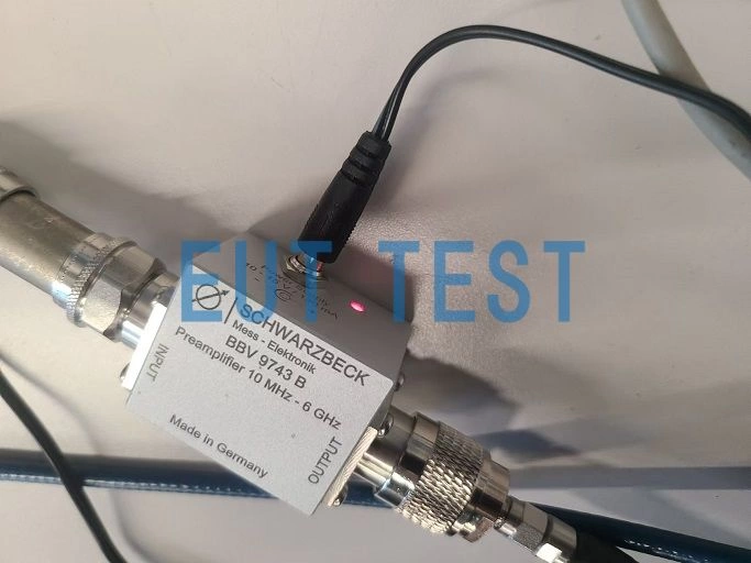 The LEDs of the BBV 9743B are already lit when plugged into the power supply