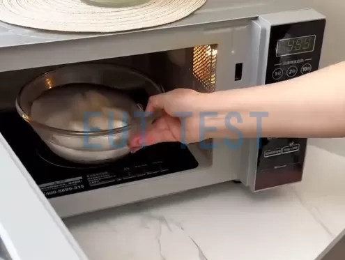 女生在公司用微波炉加热速冻饺子:探索微波炉对人体的影响